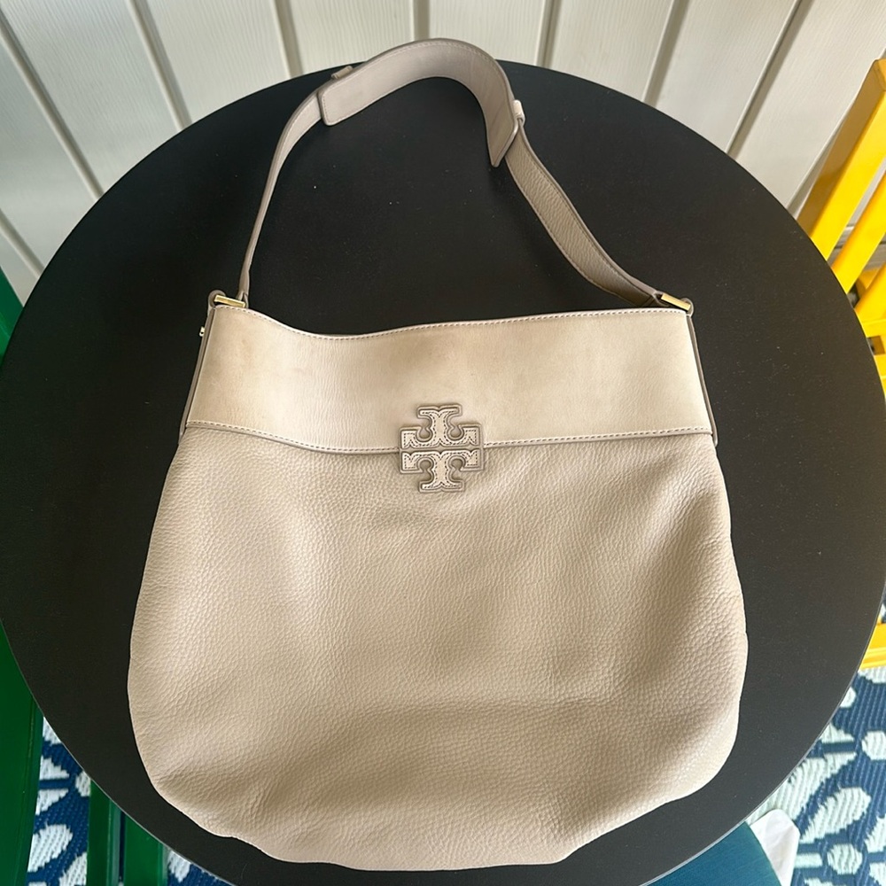 Tan leather Tory Burch bag. Excellent condition. No wear, holes, or stains